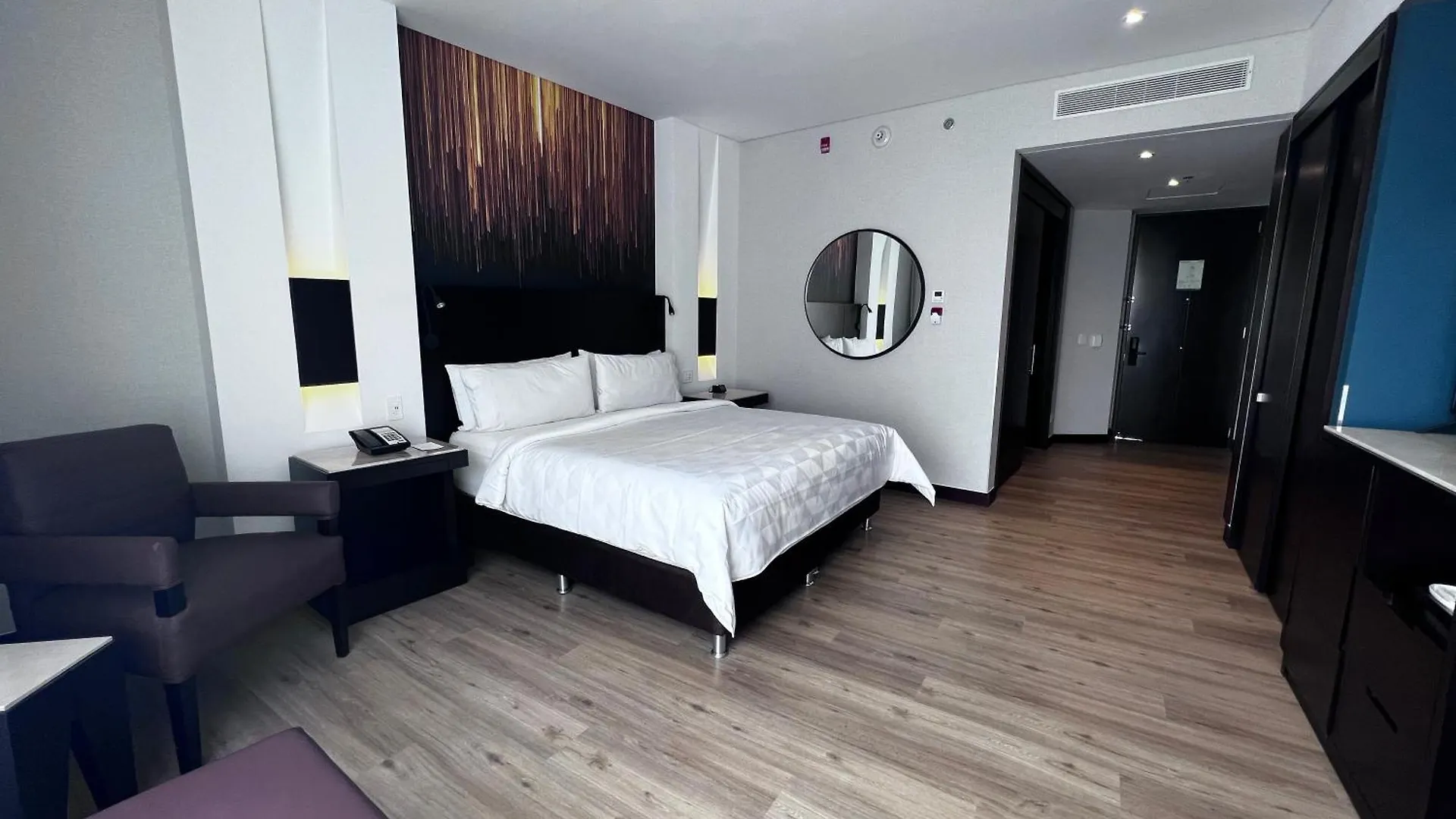 Holiday Inn Bogota Airport By Ihg מלון